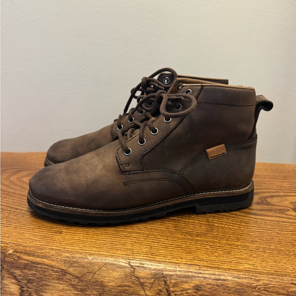 Keen men’s “The 59” boots size 9 brown on black soles.
